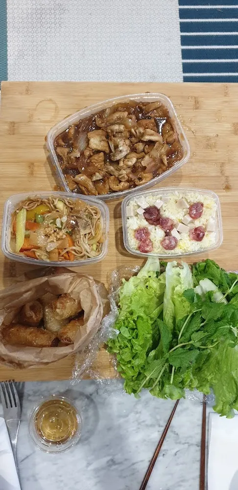 Porc Au Caramel Nouilles Sautées Aux Légumes Riz Cantonais